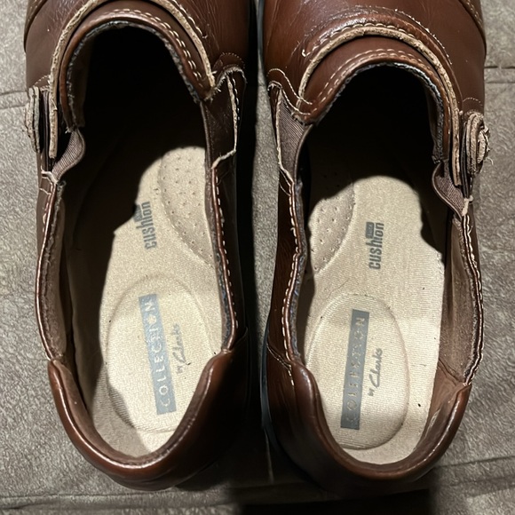 Brown 7.5 wide shoes slip-ons collection by Clark’s. Elastic sides - Picture 6 of 11